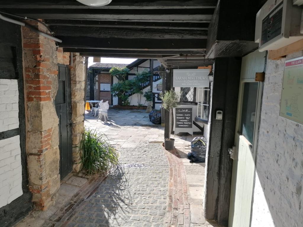 Lot: 45 - LANDMARK COMMERCIAL INVESTMENT WITH PLANNING FOR PARTIAL RESIDENTIAL CONVERSION - Walkway under building to courtyard